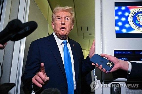 기내에서 언론과 문답하는 도널드 트럼프 미국 대통령