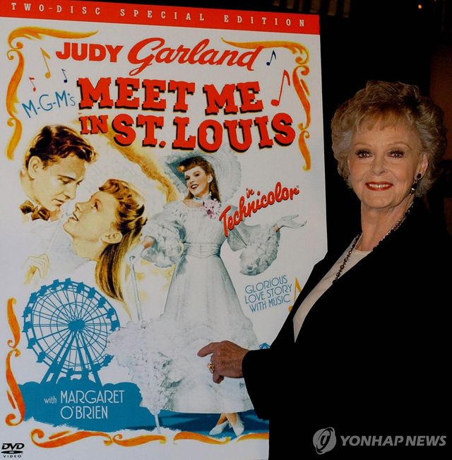 2004년 영화 '세인트루이스에서 만나요' DVD 출시 행사에 참석한 준 록하트