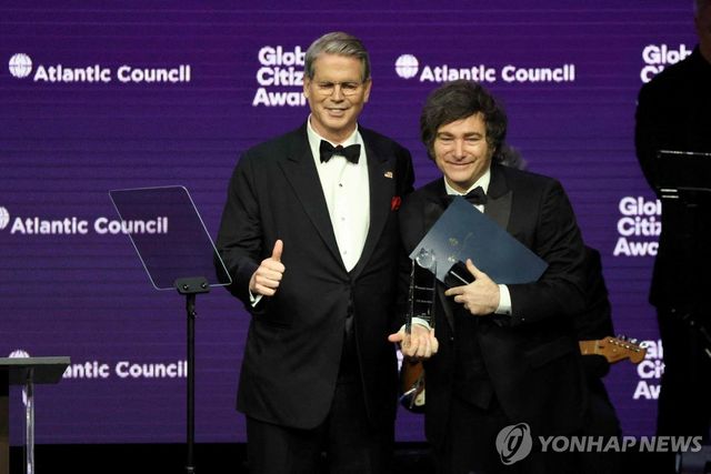 베선트 미국 재무장과(왼쪽)과 밀레이 아르헨티나 대통령