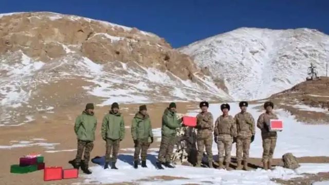 국경지대서 사탕 교환하는 중국과 인도 군인들 