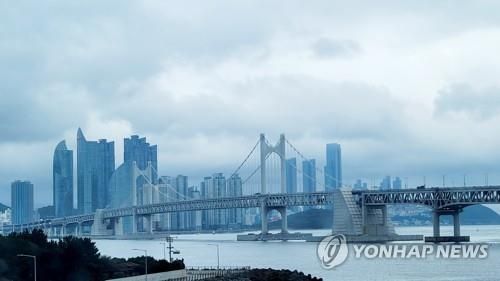 흐린 부산 광안대교