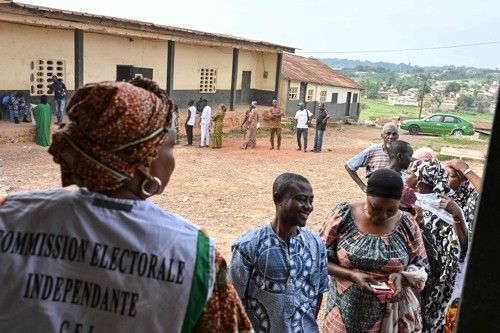 대선 투표 기다리는 코트디부아르 유권자들
