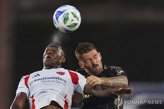 LAFC 홀링스헤드(오른쪽)의 경기 장면