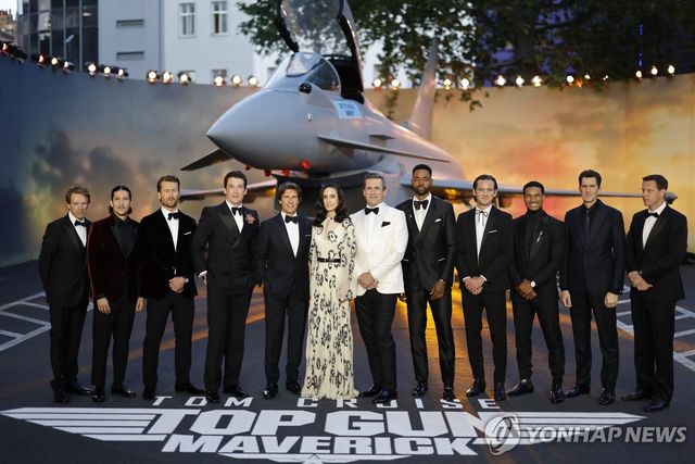 2022년 5월 영국 런던에서 열린 '탑건: 매버릭' 행사 참석한 배우들과 제작진