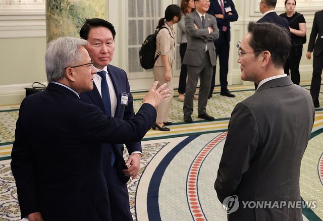 젠슨 황과 대화하는 이재용-최태원 회장