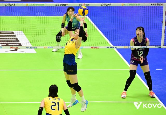 현대건설 시절 세터로 토스하는 이나연(중앙)