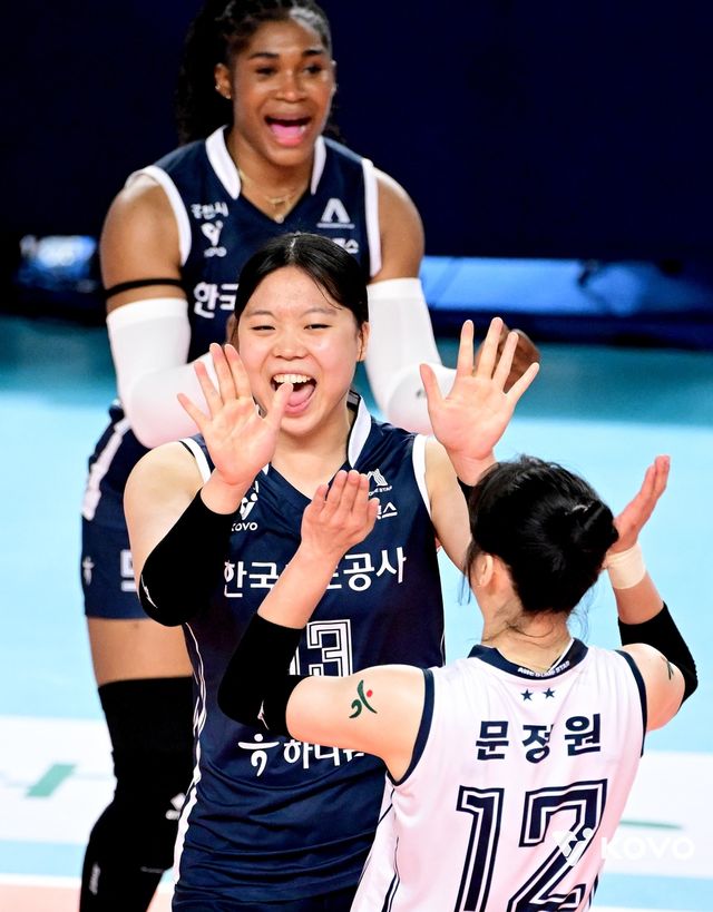 문정원과 하이파이브 하는 이지윤(중앙)