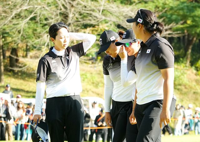 일본과 경기에서 패한 뒤 아쉬워하는 한국 선수들.