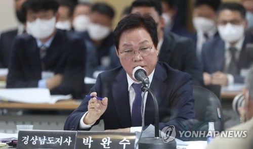 2022년 경남도 국감 당시 답변하는 박완수 지사