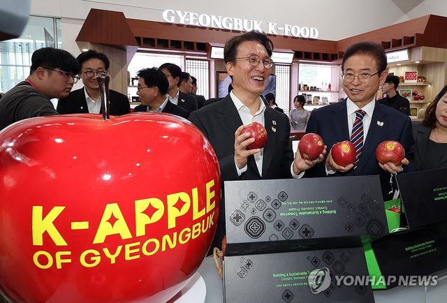 APEC 정상회의 경제 전시장 방문한 김민석 총리와 이철우 경북도지사