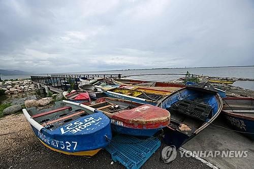 허리케인 멜리사 상륙 대비해 묶어 놓은 자메이카 어선