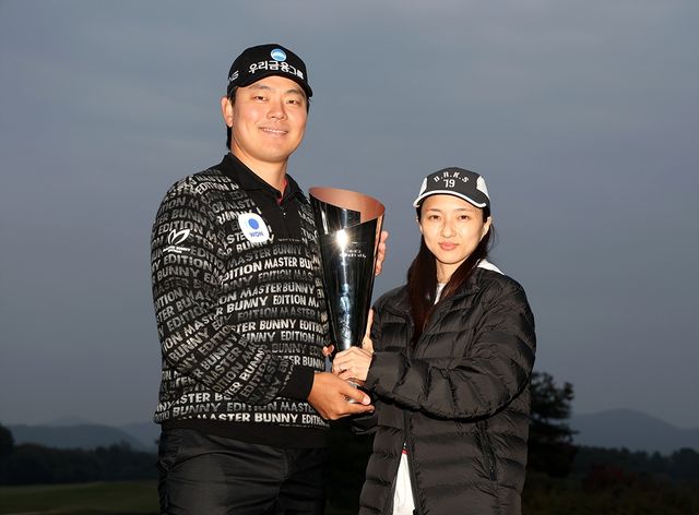 이정환(왼쪽)과 아내. 