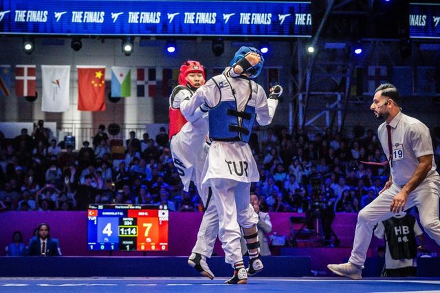 공격하는 서은수(왼쪽)