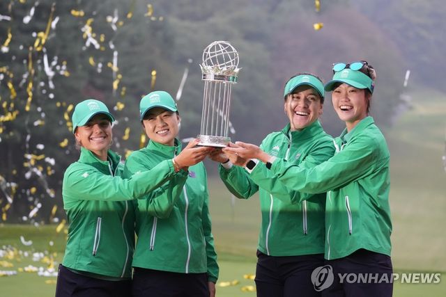 우승 트로피 든 호주의 스테파니 키리아쿠(왼쪽부터), 이민지, 해나 그린, 그레이스 김