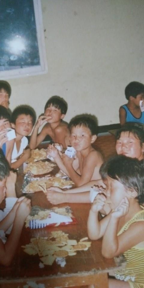 보육원에서 어린 시절 조윤환 대표(가운데)