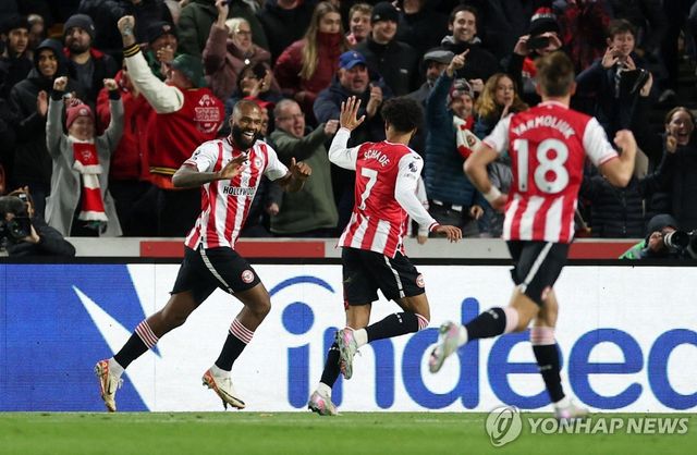 골 넣고 기뻐하는 브렌트퍼드 선수들