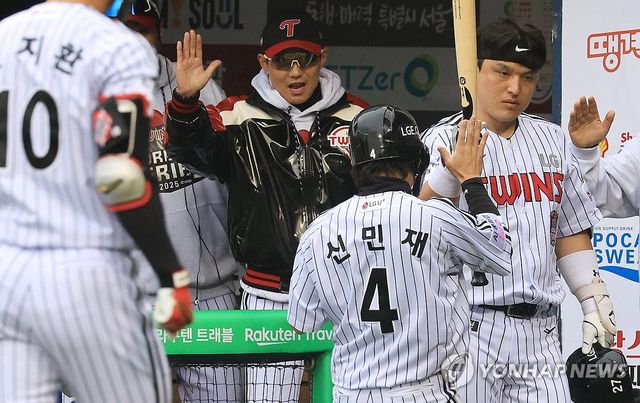 염경엽 감독, 신민재 예뻐라!