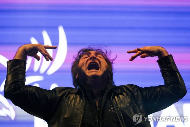 23일(현지시간) 중간선거 최종 유세 현장에 나선 하비에르 밀레이 아르헨티나 대통령