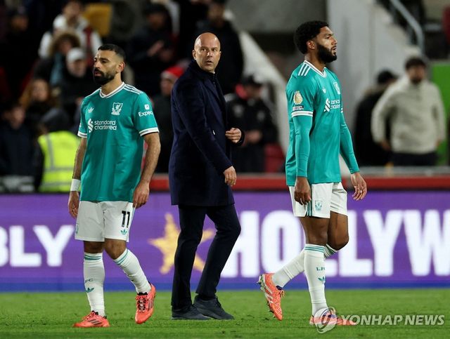 살라흐(왼쪽)와 슬롯 감독(가운데)