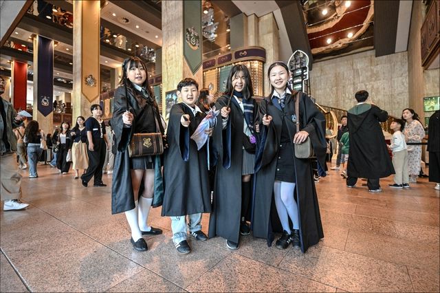 해리 포터 복장으로 공연을 보러 온 관객들