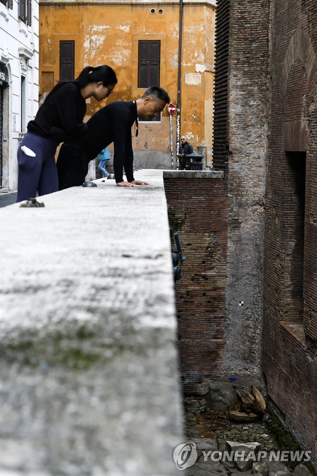 사고 현장 내려다보는 사람들