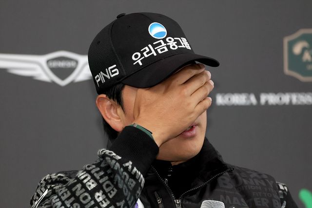 인터뷰 도중 눈물을 닦는 이정환