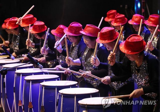 어르신들의 난타 공연 모습