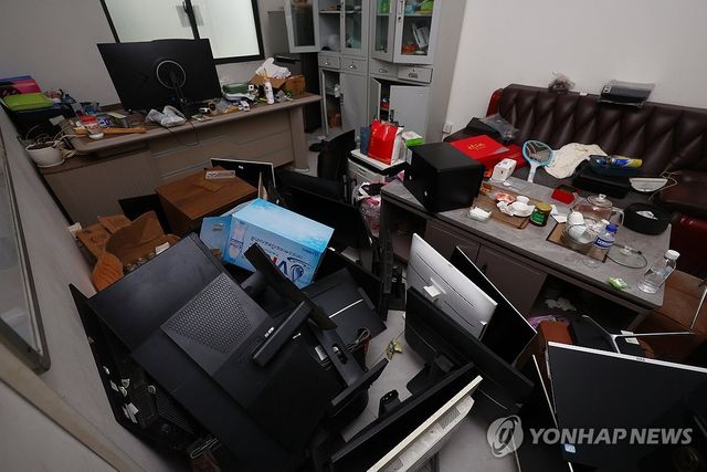 캄보디아 태자단지에 방치된 컴퓨터와 모니터들