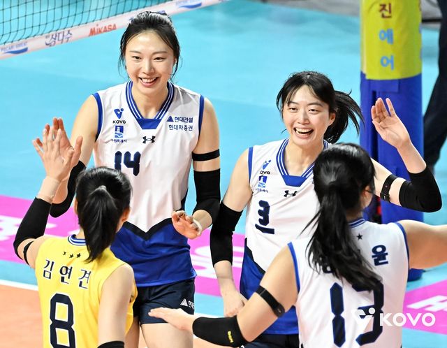 득점 후 기뻐하는 현대건설의 세터 김다인(뒤편 오른쪽)