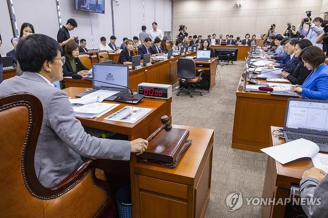 법안 심의하는 국회 보건복지위 모습