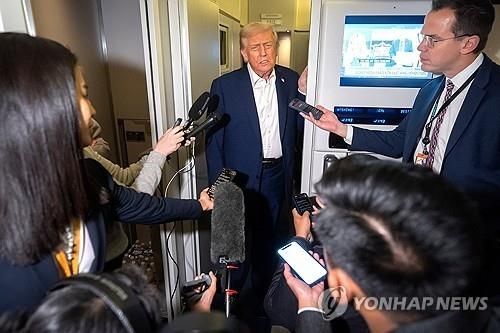 아시아 순방길에 기내에서 언론과 문답하는 트럼프