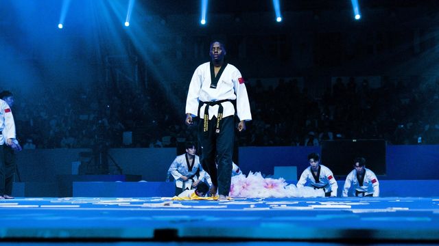 시범 공연하는 브라이언 칼라무.