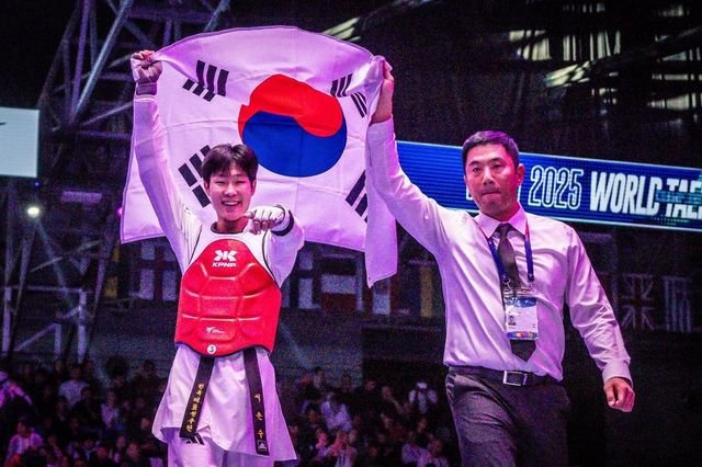 기뻐하는 서은수(왼쪽)