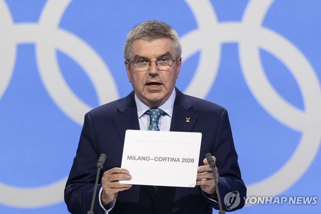 2019년 6월 열린 IOC 총회에서 2026년 동계올림픽 개최지 발표하는 토마스 바흐 당시 IOC 위원장