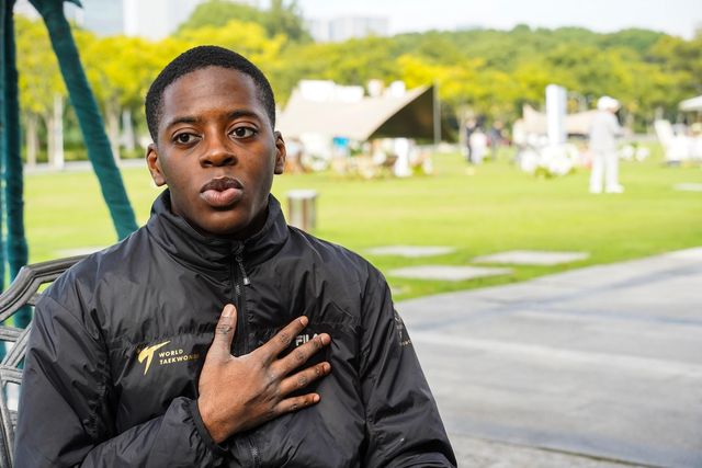 인터뷰하는 브라이언 칼라무.