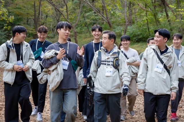 삼양홀딩스 김윤 회장이 임직원들과 10.1km 거리의 '퍼포즈 워크' 트레킹을 하고 있다.[삼양그룹 제공]