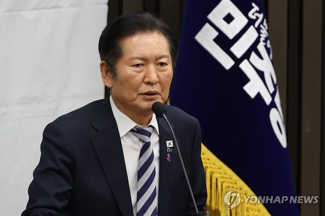 의총에서 발언하는 정청래 대표