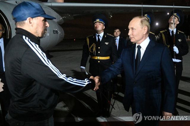 러시아 귀국한 바딤 크라시코프(왼쪽)와 블라디미르 푸틴 러시아 대통령