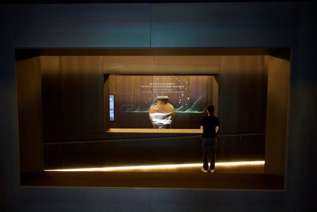 '십석입옹'을 새긴 항아리 전시 부분 