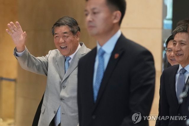 25일 회담장 나서는 허리펑 중국 부총리