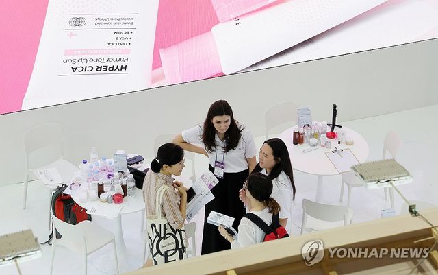 k-뷰티 설명 듣는 외국인들