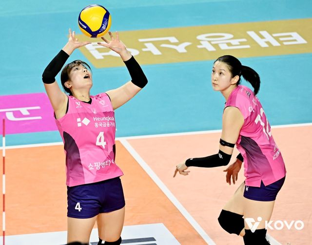 토스하는 흥국생명의 세터 서채현(왼쪽)