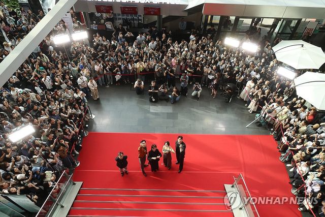 '실연당한 사람들을 위한 일곱 시 조찬모임'팀, 팬들과 함께