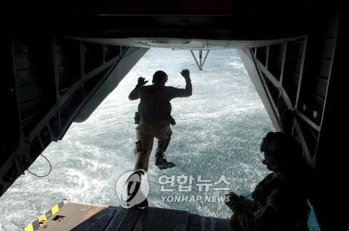 2007년 지부티 해안에서 훈련 중인 미군들