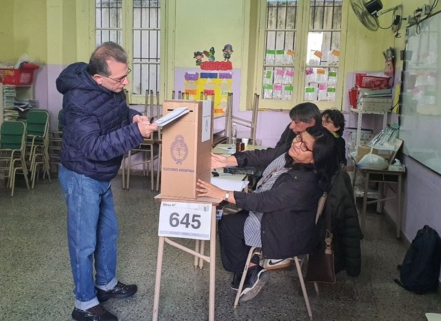 아르헨티나 중간선거에서 한표를 행사하는 시민