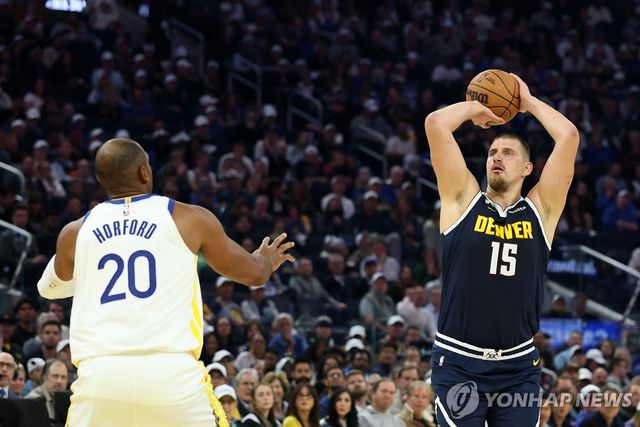 니콜라 요키치(오른쪽)의 슛