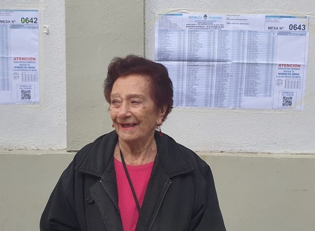 아르헨 중간선거 투표장 밖에서 인터뷰하는 유권자