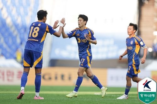 골세리머니를 펼치는 울산의 이청용