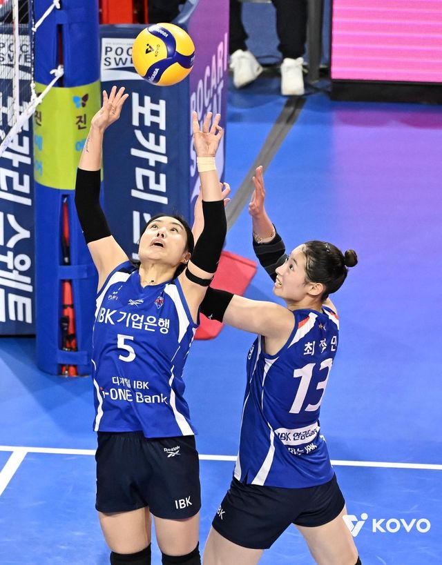 토스하는 IBK기업은행의 세터 김하경(5번)