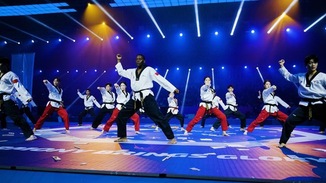 시범 공연 중인 칼라무(가운데).